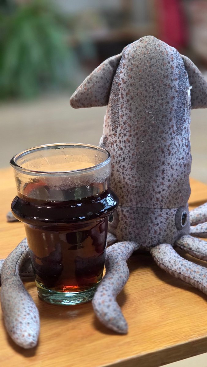 lazyyeahee's tweet image. 유리컵 관리
입, 수세미 등에서 묻어난 단백질 성분으로 인해 물비린내가 날 경우 시원한 물에(뜨거운물 ×) 구연산을 좀 많이 찐하게 타서 한시간쯤 놔뒀다 헹구면 단백질이 분해되며

구연산이 없다? 해당 유리컵에 커피를 담아 마시면 역시 단백질이 분해되어 비린내가 대부분 사라집니다