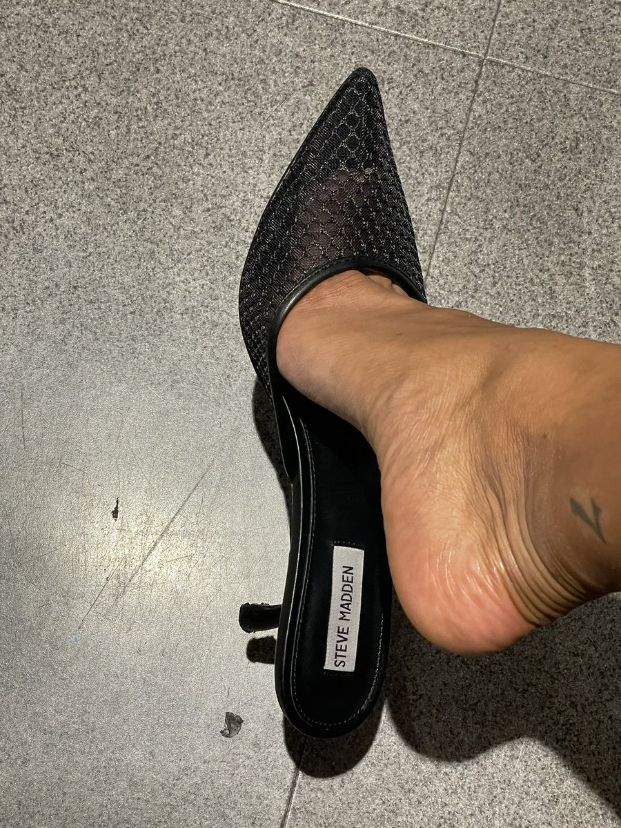 MsRachelNRay's tweet photo. Which little piggy wants to be my stool today?

#fendom #feetworshi̇p #heels #piggy https://t.co/XPLQbMzJIw