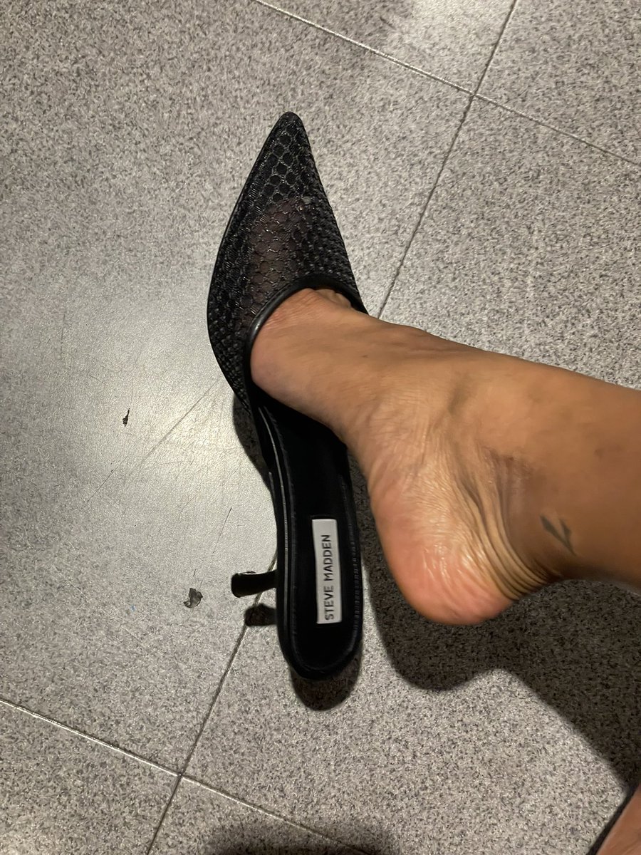 MsRachelNRay's tweet photo. Which little piggy wants to be my stool today?

#fendom #feetworshi̇p #heels #piggy https://t.co/XPLQbMzJIw