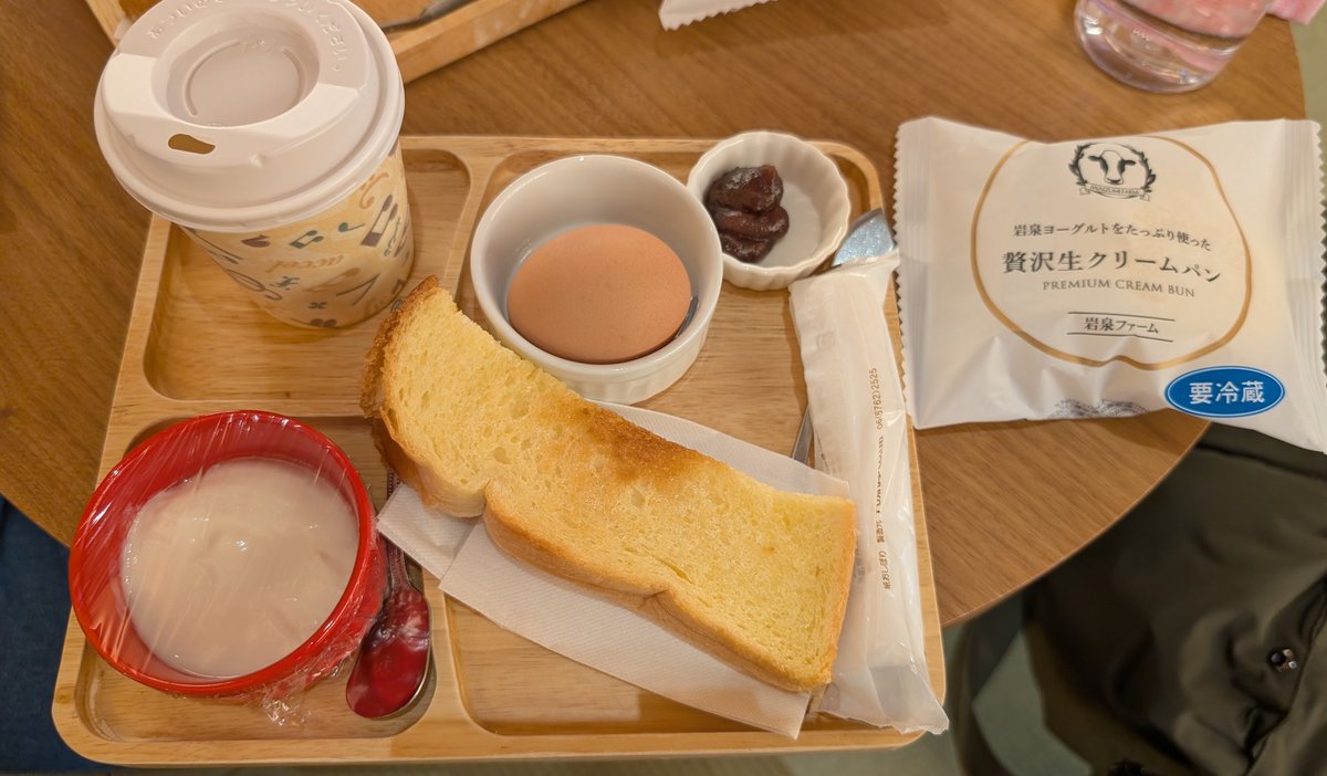 おはよー☕️
温泉好きの息子と一緒に近所のスーパー銭湯でモーニング♨️
涼しくなったので4ヶ月ぶりに来たけど、やっぱり温泉は最高〜！
湯上がりに息子と一緒にコーヒーを飲みながら小倉トーストと数量限定の贅沢生クリームパンを味わってます☺️