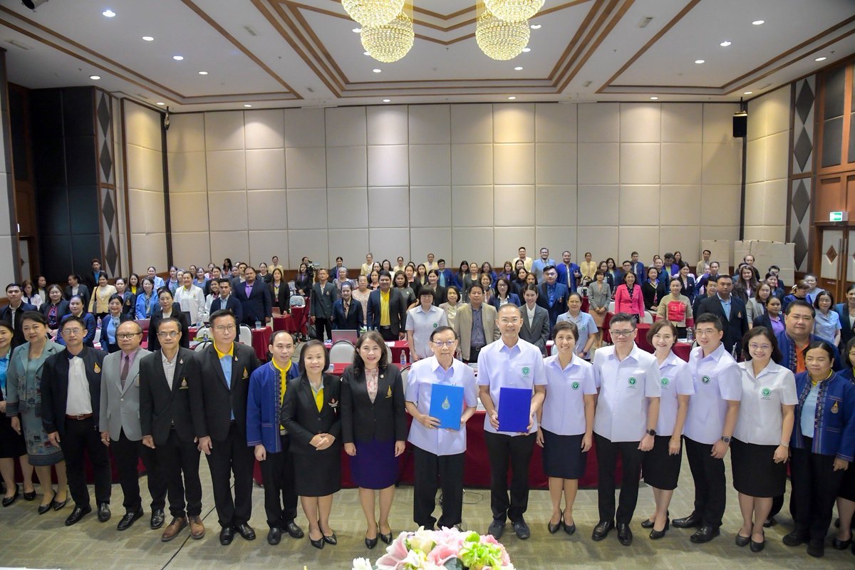 PR_dmh's tweet image. กรมสุขภาพจิต ลงนามบันทึกความร่วมมือกับสถาบันพระบรมราชชนก พร้อมร่วมประชุมวิชาการยกระดับการคัดกรองโรคซึมเศร้าในระบบปฐมภูมิ
shorturl.asia/COgWc
#กรมสุขภาพจิต #โรคซึมเศร้า