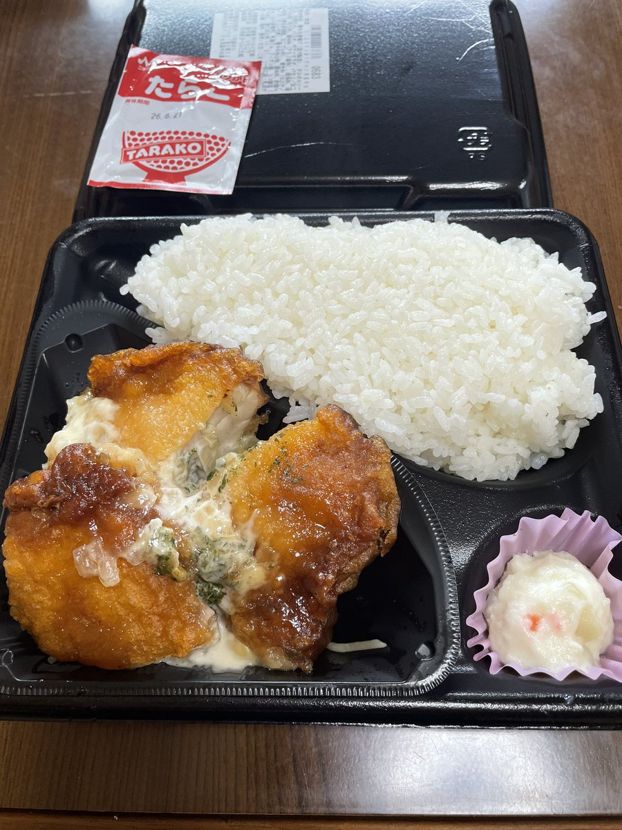 今日の昼ごはんもポプ弁！
迷っていたら店員さんにオススメされたチキン南蛮にしましたやぁーーん
食ってみな飛ぶぜ！！やぁーーん
ふりかけはたらこだったやぁーーん👍👍