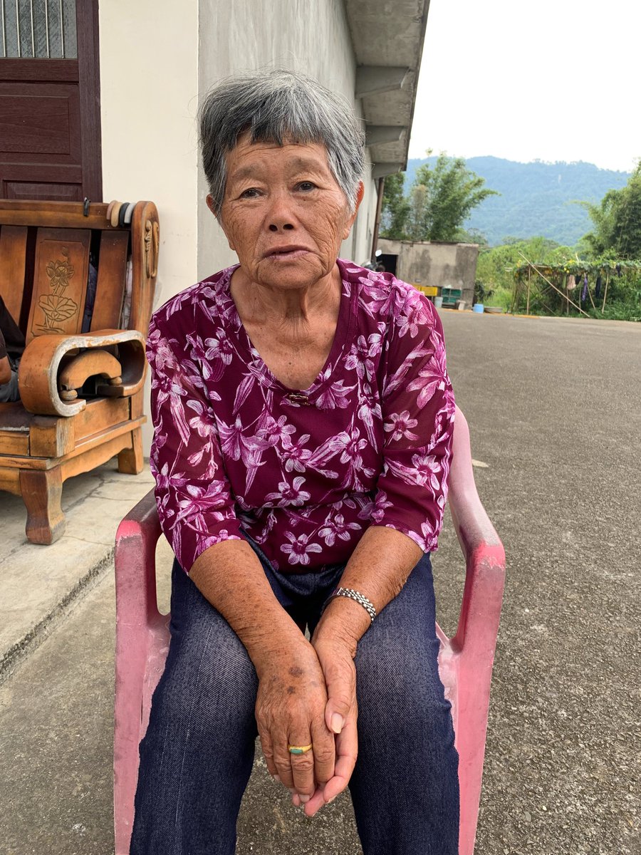 wpcnir's tweet image. 有位祖母在世時,收一位乾女兒(那時隔壁沒幾戶距離),也當下收我乾兒子…她家也有不少的孩子…
曾在我舊家短暫住過一陣子,她女兒亦是…
老爸在世時,兩家有過密切互動,那也是大人間的互動…
這幾年看著她,為了守護僅存棲息之所,和煩惱不斷闖禍的哥哥姊姊們…
對於未來,已失去目標的她…
兩天前,放下一切…