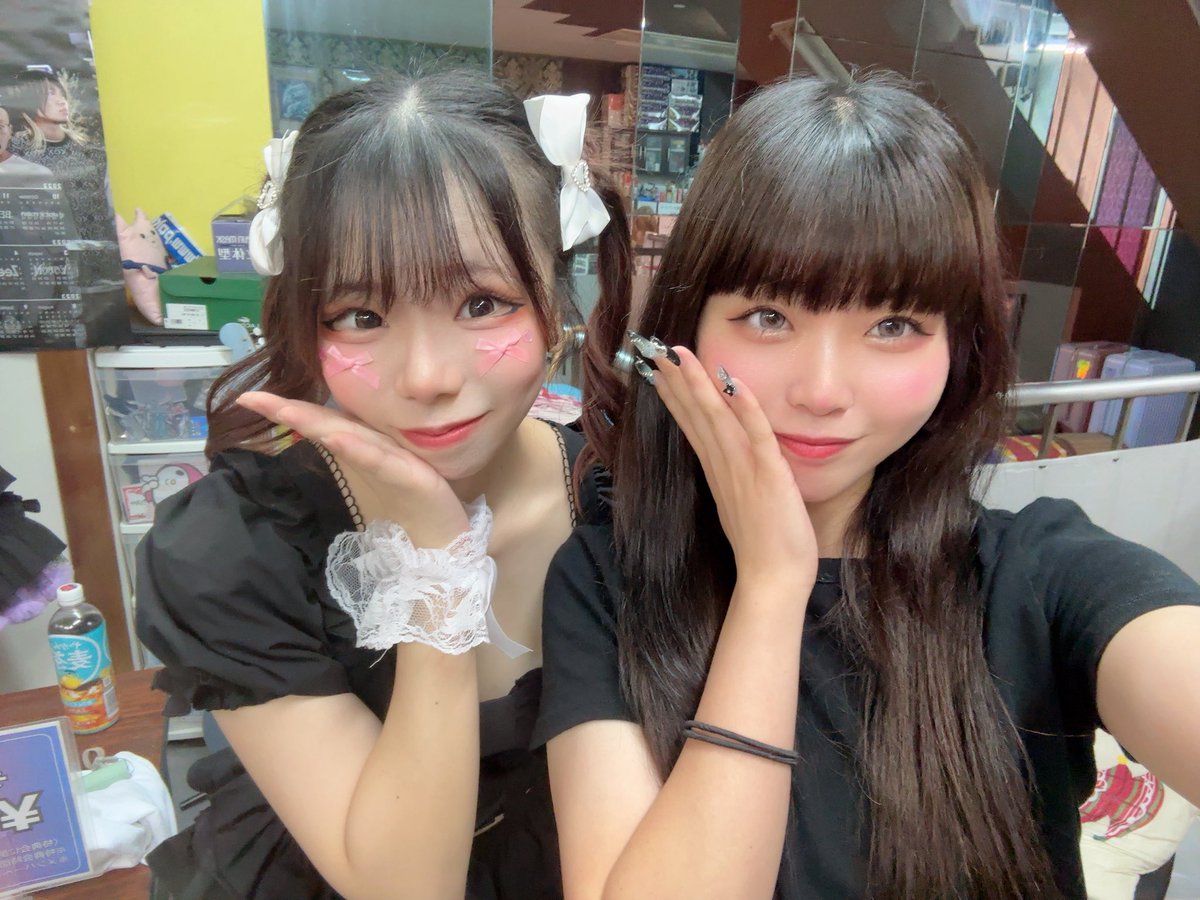 PONBASHI解放区ありがとうございました🤍
新曲どうだったかな〜？💭
次は明日19:40〜Fairy-talesさん！珍しいセトリなってるからぜひきてねっ

ねんちまと写真とったよー！！ねんちま私服姿大人っぽすぎて一瞬誰か分からんかった笑かわいすぎ🥲また会おうねええ💕︎🍖
⚠️巻き込みちゅーいっ!!