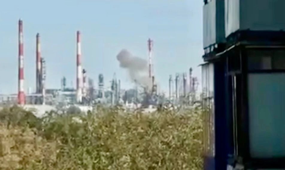 elicit777_eri's tweet image. Ukrainian Drones Hit Major Russian Oil Refinery and  Chemical Plant in Deep Russia on Oct. 3: 
Ukraine attacked a major oil refinery Orsknefteorgsintez oil refinery in #Orenburg and one of the largest chemical producers Azot chemical plant in #Perm Krai.