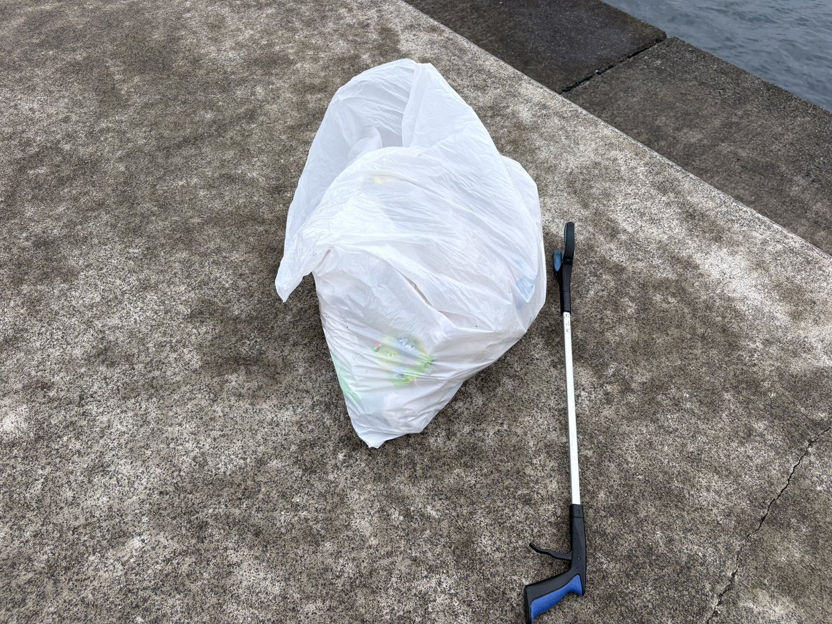 伊東港東防波堤（通称白堤防）では、ゴミ放置が絶えません。釣り人が持ち込んだゴミは必ず持ち帰ってください。無責任な遊びは楽しいですか？放置ゴミを片付ける人がいることを考えてください。出来ない人は伊東港に立ち入らないでください。