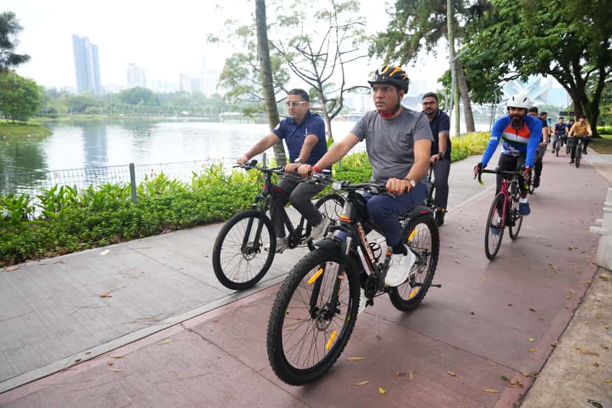 mansukhmandviya's tweet photo. Wheels of Wellness! 🌍🚴♂️
Had a refreshing cycling ride at Titiwangsa Park, celebrating fitness and bonding with the Indian diaspora.
📍Kuala Lumpur, Malaysia https://t.co/BuIX62joKC