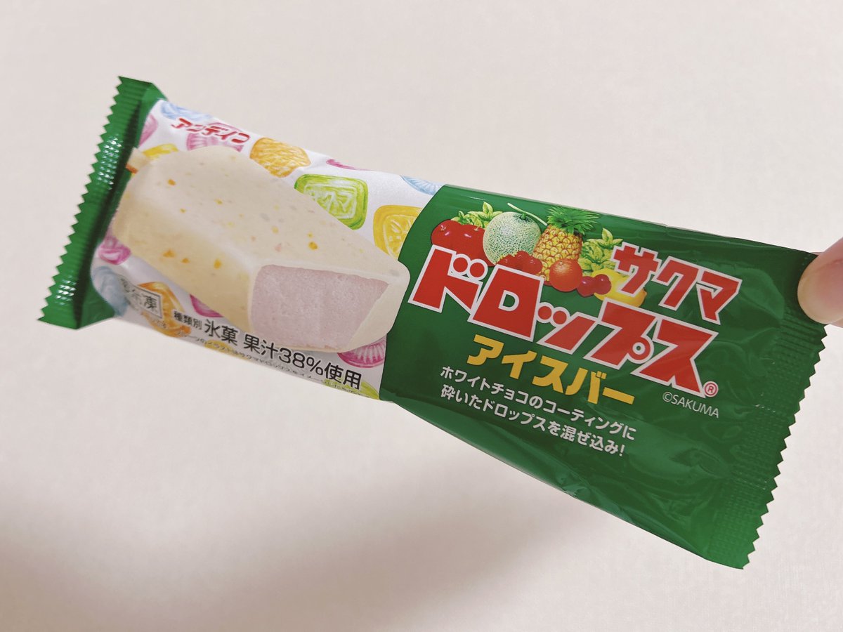 uinopoppp's tweet image. しがないオタクとしてこのツイート見て買って食べました
ホワイトチョコ好きじゃないんだけど、中のアイスの酸味とマッチしてるしちゃんとサクマドロップスの味してめっちゃおいしかった！