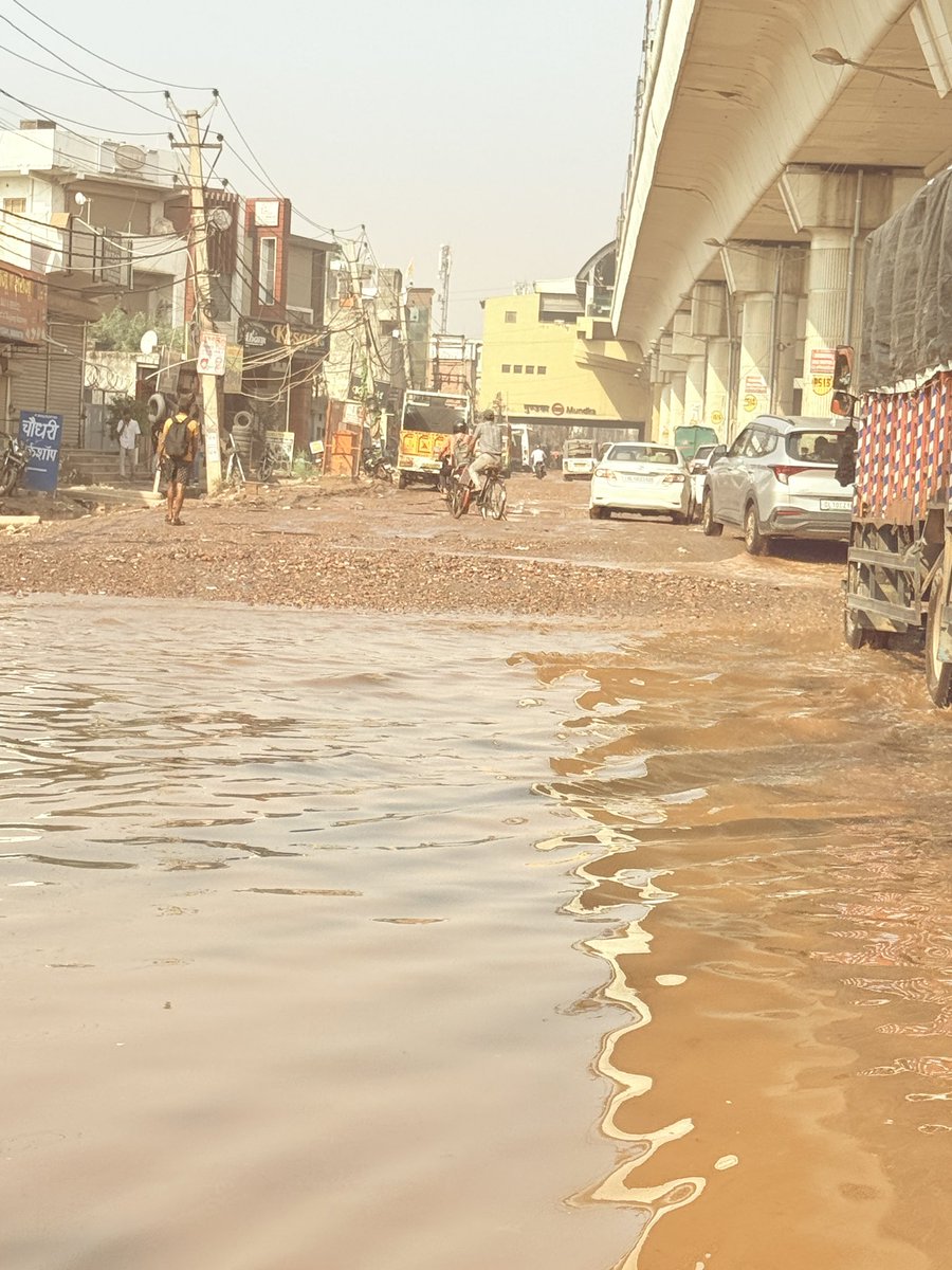 AdvBrijesh4's tweet photo. Delhi Mundka main road.  Who is responsible for this ?? #delhibjp #MCD #aajtak #ndtv #lgoffice https://t.co/QtyJbVSQ0J