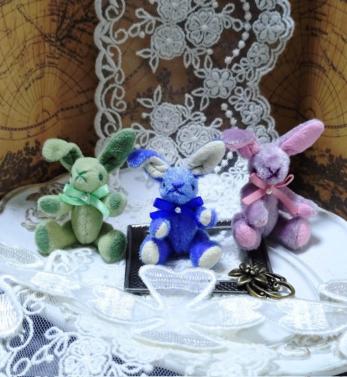 ミニうさぎ（約5cm）
ミニチュアファー使用
１個増えました🐰
毎日スピードアップして作っておりますが全て手縫い、手作業で仕上げておりますので頑張っても1日１個しかできません💦
最近ぶっ続けなので指つりそう😂
でもドルミスまでもう少し！頑張ります💪
#ドルミス60販売
Afuko　G5