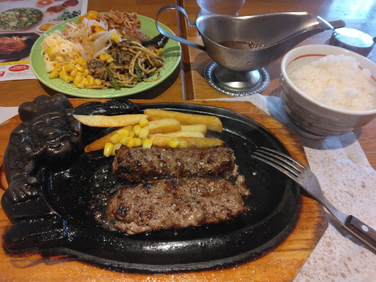 ayakashP's tweet image. ブロンコビリー@北綾瀬
今日のランチは
炭焼き粗挽きハンバーグステーキ🥩🍴🍚
野菜が高い時期ですから
サラダバー🥗で野菜補給
大好きなベーコンドレッシングは終了してた😭
お腹いっぱい、
ごちそうさまでした😋
#ブロンコビリー