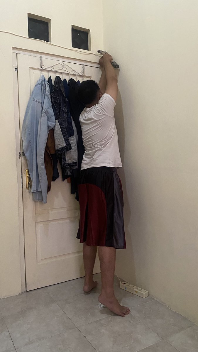 frzhananda's tweet photo. 🧕🏻: aku susah deh kalo mau ngecas hape, colokannya gak deket tempat tidur

20 mins later... https://t.co/JB78Sp0Y3n