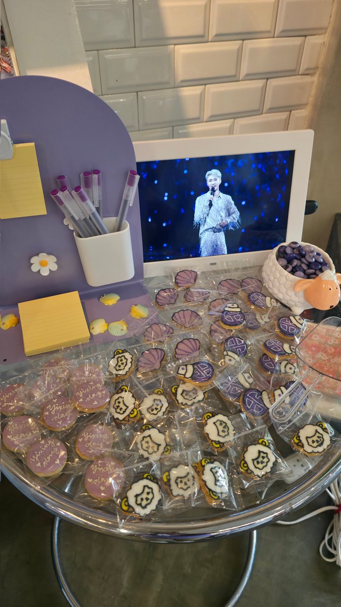 OnlyFor_YIXING's tweet photo. Sweet treats from @baekedbox are here! ๐ช
Feel free to grab one beside the letter station ๐
#LaysWorldAllAccess
#HappyLAYDay https://t.co/XNqbEq9DZE