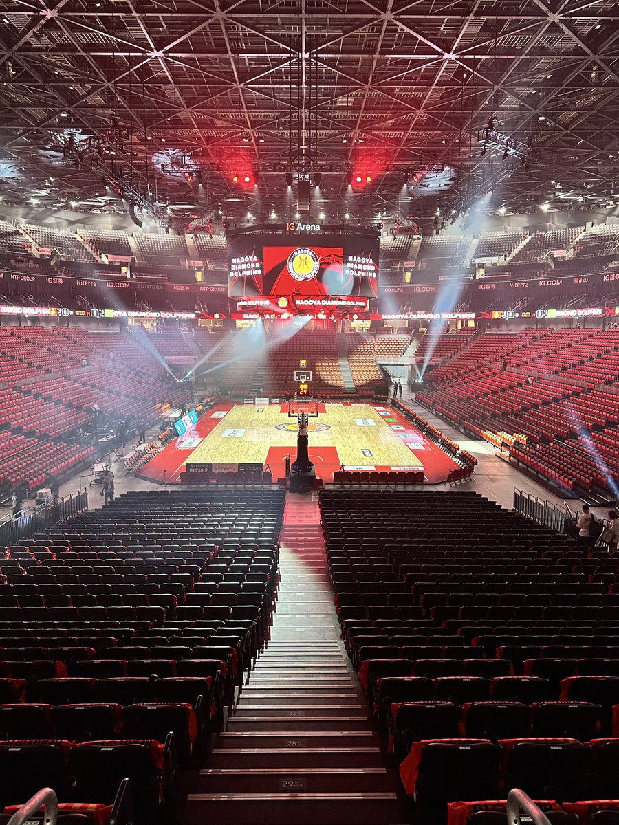 a_ki19's tweet photo. 遂にIGアリーナに初入場！！

凄い…これは凄いわ…😳✨
体感だけど、どの席も見やすいと思う。

4枚目の写真が今回の自分の席だけど、見やすい！写真だと手すりが気になるかもだけど、実際見てる感じはそんなに気にならない。

4階はまだ分からないけど、2階は思ってたより、コートに全然近いと思う。 https://t.co/s3lkPGEKeY
