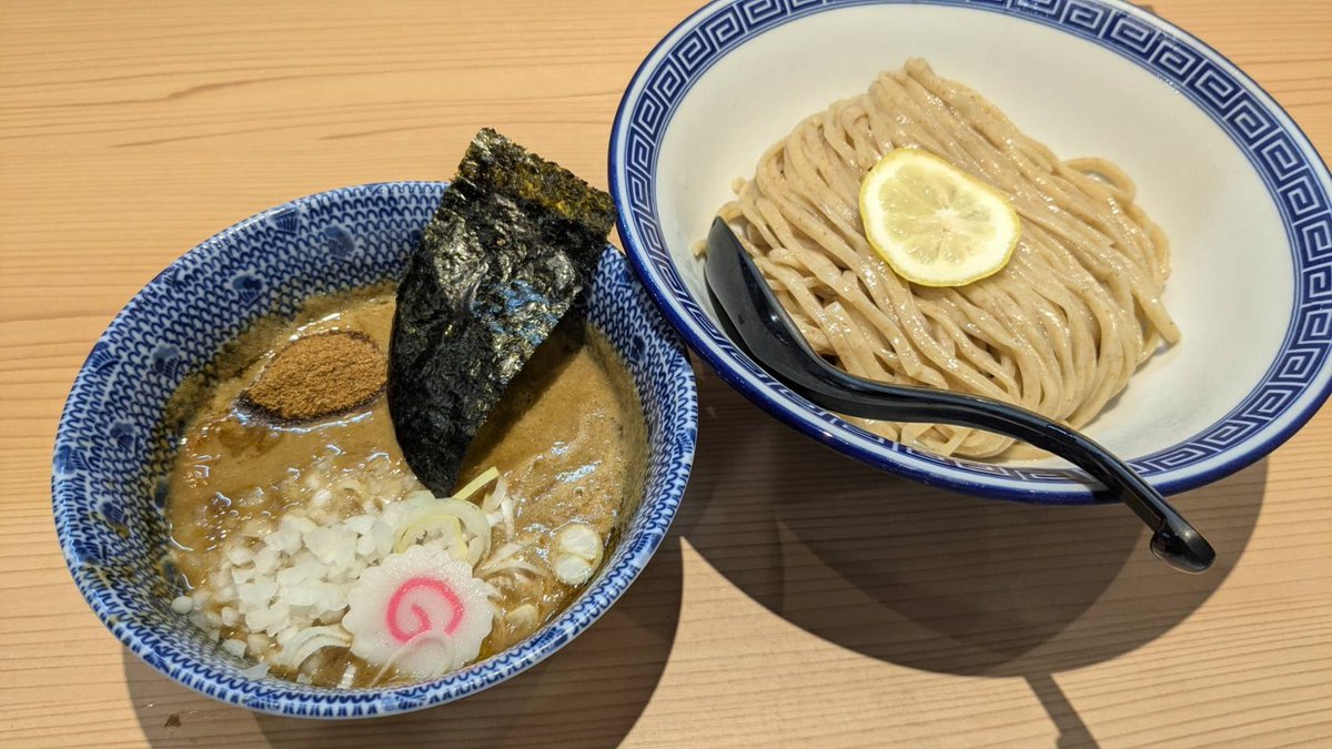 gogo_vissel558's tweet image. #浦和 で有名なつけ麺のお店「#狼煙」さん
お店の外まで行列が続く人気店❗️
あくちゃんが注文したのは『特製つけ麺』
とっても美味しかったです🤤

浦和駅からもすぐなので、
浦和にアウェイ観戦の際は是非🤲
#PinnARとトモニアウェイ観戦ツアー
#浦和神戸 #ミックウェア 
#ヴィッセル神戸 #ラジオ関西