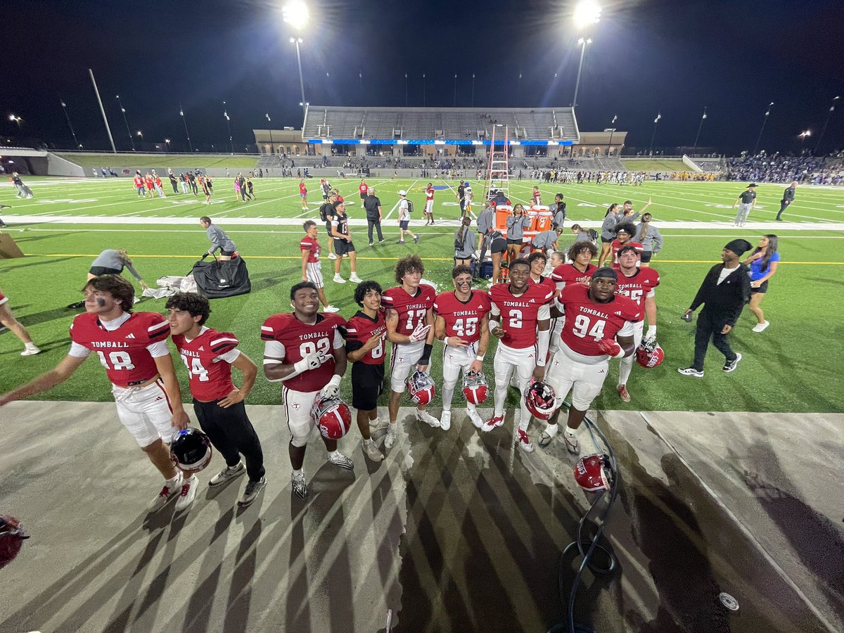 UrsulaKHart's tweet photo. Let’s Go Coogs!!!! 
Way to show everyone who we are!!!!

That one was for my mom. She has three days remaining of radiation. 
Thank you Coogs for making our night!!!!
@FootballTomball @TomballISD 
#ITSWHATWEDO! https://t.co/iapY3EH1a9