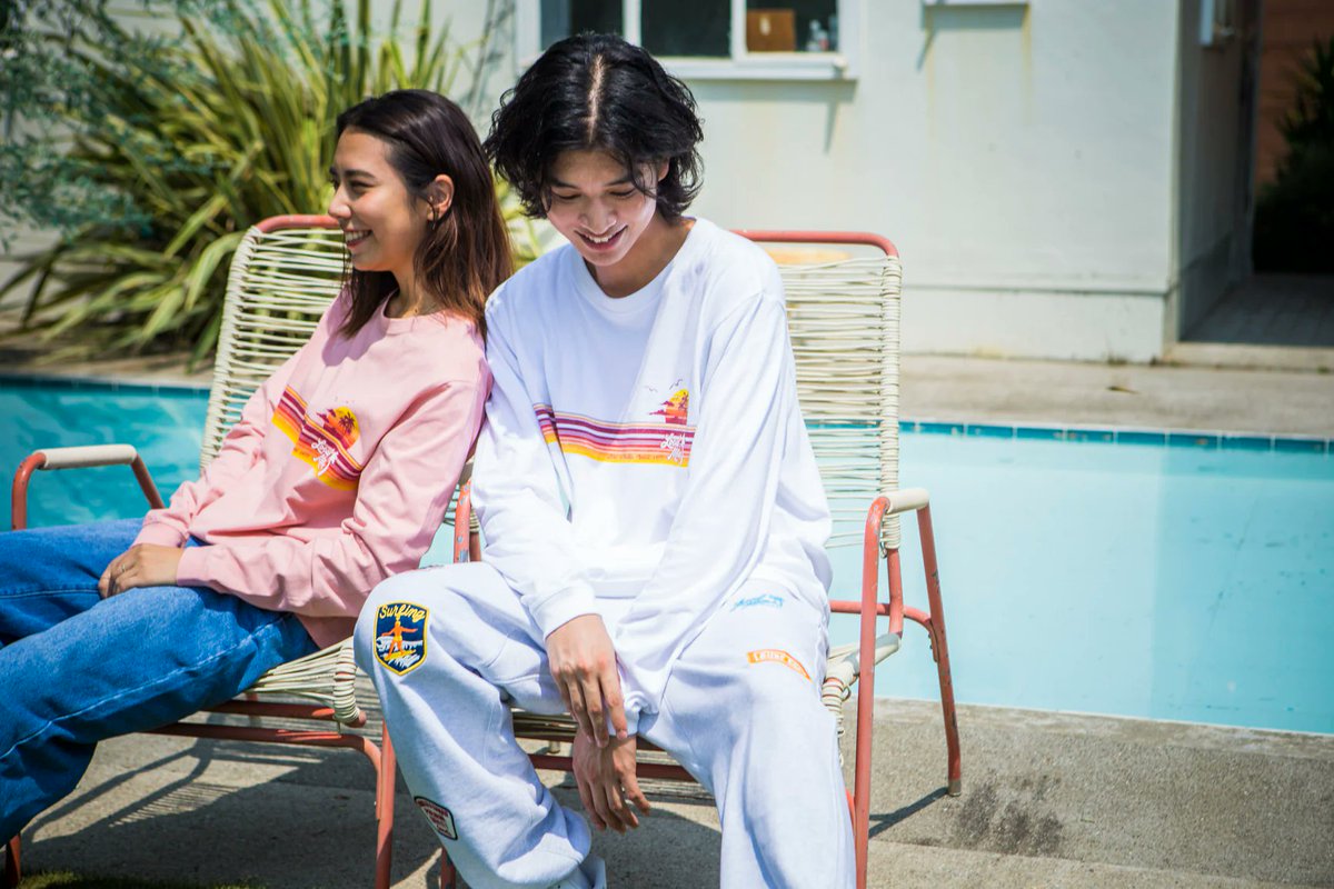 localmotion_jp's tweet photo. 【LOCALMOTION】
ローカルモーションのレトロロゴと、ハワイの夕焼けに染まる空、ヤシの木が描くどこか懐かしい風景⛱️🧃

商品をチェック ▶︎https://t.co/vFCaARI4FS
#ハワイ #サーフ #ロンT https://t.co/JkapoZGCxZ