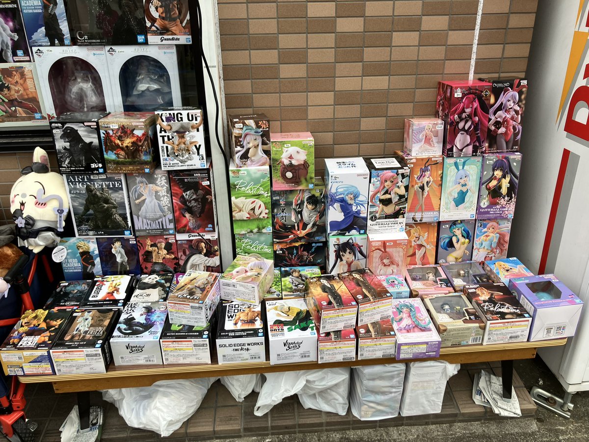 DxSekimi's tweet photo. 道灌祭り2025は雨で始まりましたー
あいにくですが、店内開放しております。
すでに売り切れてしまったものもありますが、とりま並べきれないので何度も来てくれると商品様変わりしてますので皆様お待ちしておりますー
#道灌まつり　#おもちゃのせきや
#ポケモン　#アニメ　#ホロライブ
#フィギュア https://t.co/GQOYIzwKWH