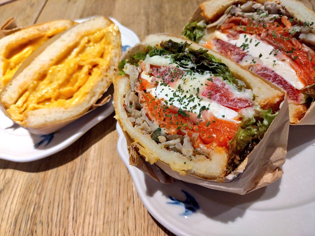 今日明日でコブクロライブです！！！ということで小渕さんも行ってたつばめパン🕊️*·（店舗は違うけど
約１年ぶリ〜( ˘ω˘)♥