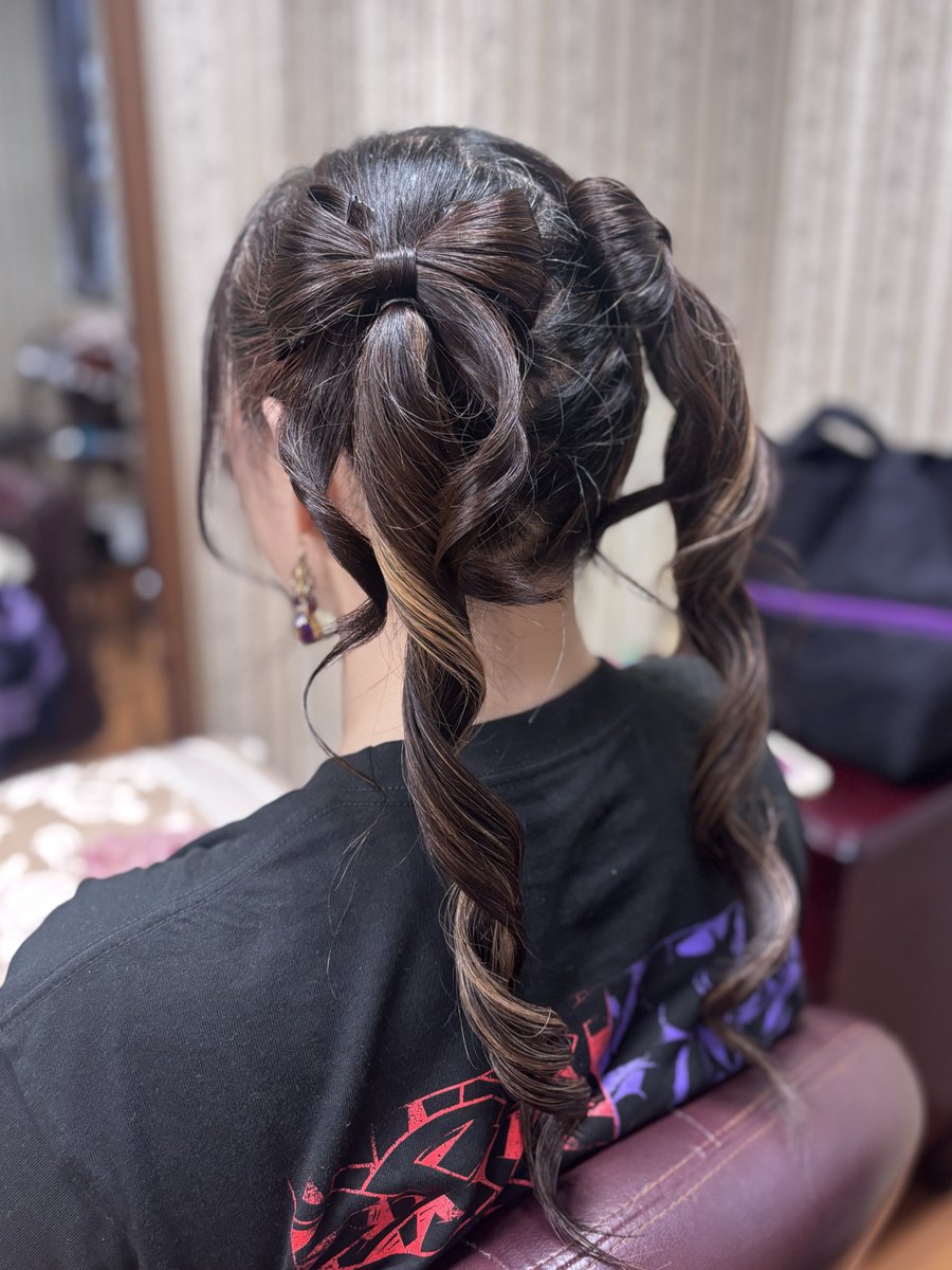 𖥔 ࣪ ⎯⎯⎯⎯⎯⎯⎯࣪ 𖥔 
    ヘアスタイル紹介
𖥔 ࣪ ⎯⎯⎯⎯⎯⎯⎯࣪ 𖥔 

〚 ribbon 𝜗𝜚ツインテール〛

人気なリボンスタイル作らせて頂きました🪡
下のコロネツインを外巻きに作り
可愛いだけではなく大人っぽさも🎀

担当:Ruka