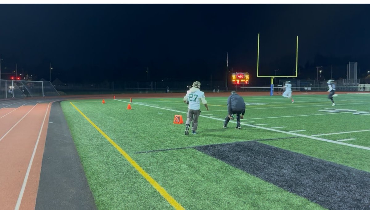 CoachHeinz57's tweet photo. After Kamiak ties the game up at 14 a piece with 4:28 left in the game, Tre Austin takes it 70+ yards on the next play to retake the lead! With 4:20 left in the game, @TWolvesFBall leads 21-14!!!! 🖤💚🐺🏈 @HMJacksonHS @HeraldNetPreps @DrIanBSaltzman @EPS_Region2 @EPSAthletics https://t.co/xiifPqqJlq