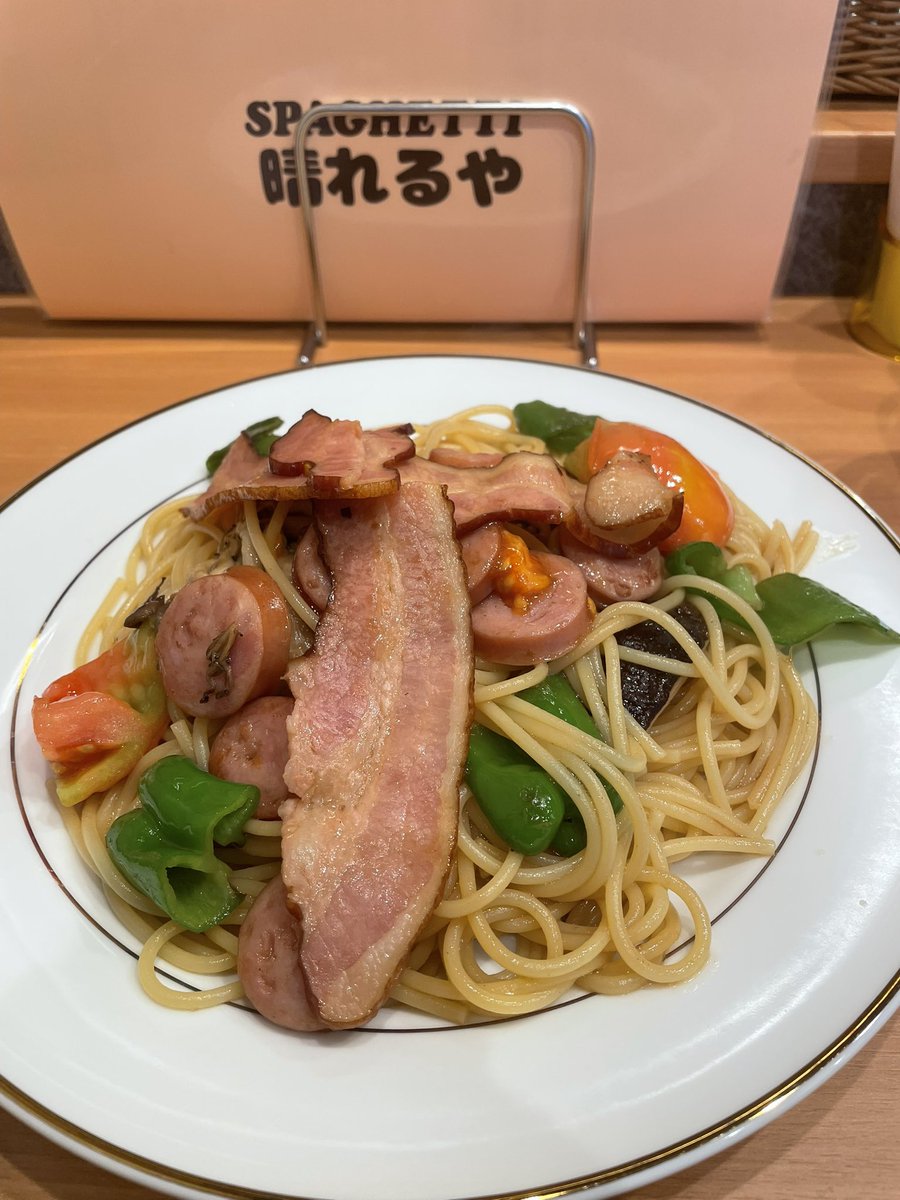 Sgw_r's tweet photo. ベーコンとソーセージと野菜のスパゲッティ
サラダもスパゲッティも美味しい
#Spaghetti晴れるや
#神保町 https://t.co/Jxk1hxwmwQ