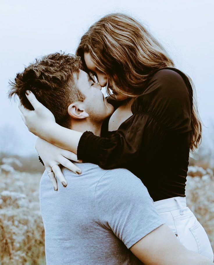 ويبقي حضنك أحن الأماكن لــ قلبي "🖤