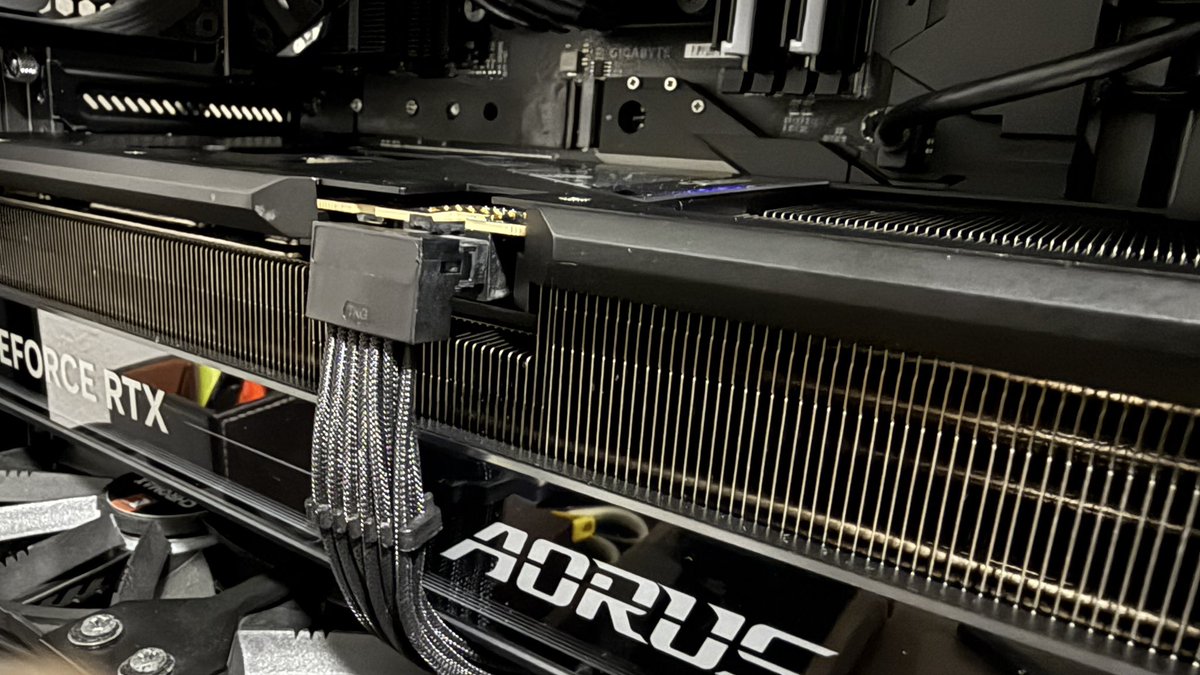 OldManGamePlay's tweet photo. ついに入手したAorus master 5090
噂のMFGすげー

ゲル垂れ問題なんか無視無視
4年保証だすぃ

一番の懸念事項は4090から使いまわしている16pinのL字ケーブル（PSU直結）
コネクタやカード破損はちょい怖いので0.9v 2.9GHz強で様子見

ゲーム時300〜500W弱だからまぁ😅
（保険でAsrockケーブル購入済） https://t.co/6UXgt2ZxC8