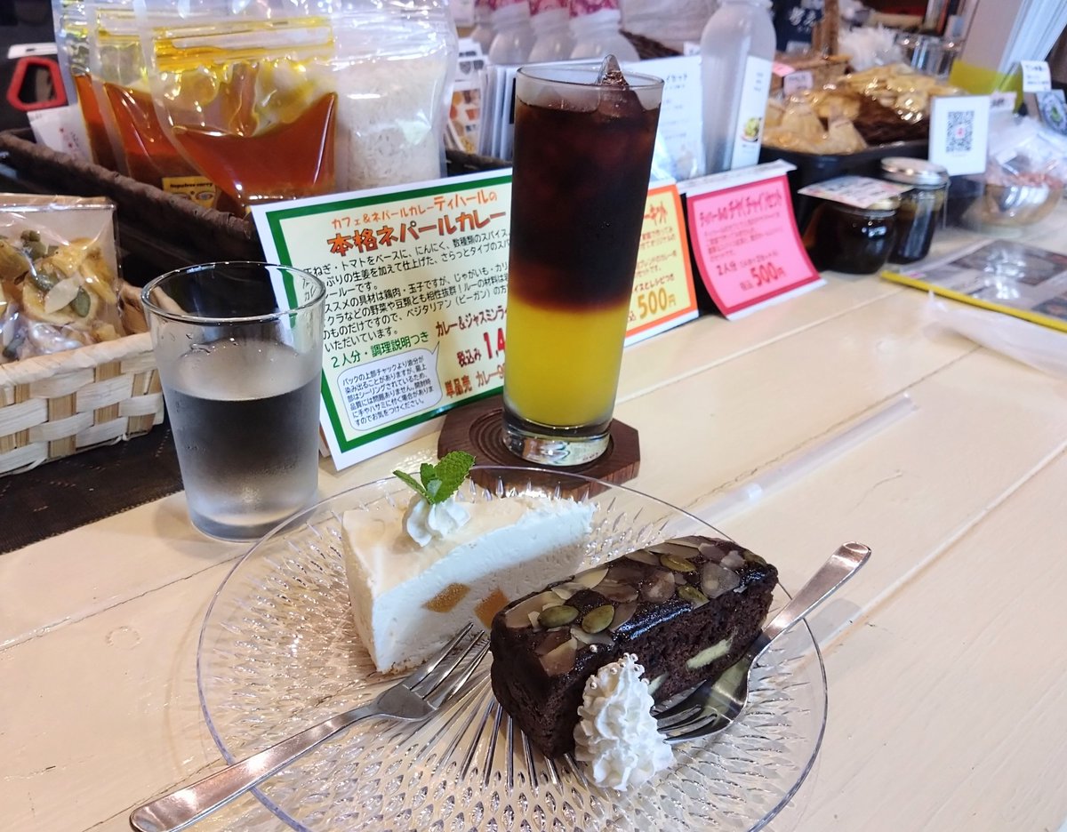 Yutakanin1000's tweet photo. ネパールカレーの #Tihal さん🍛
本日の限定スイーツ
南伊豆栗のブラウニー🌰
桃のアイスチーズケーキ🍑🍰
迷ったから両方頂く!😆
ごちそうさまでした😋 https://t.co/w1GDgop9eK