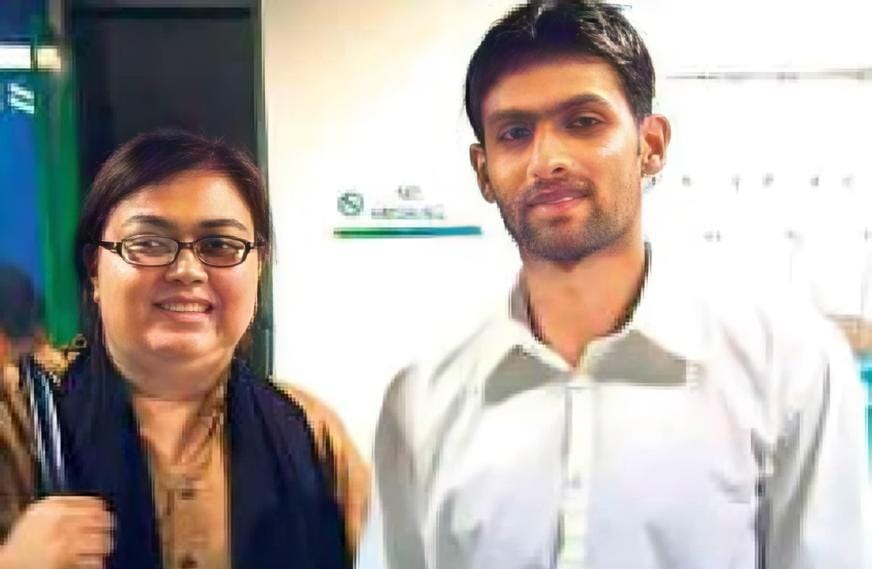 ये बंदा जितनी देर क्रिकेट पिच पर टिकता था उससे भी कम शादी की पिच पर टिक पा रहा है😂😂

पूर्व पाकिस्तानी क्रिकेटर शोएब मलिक का फ़िर से तलाक़ होने जा रहा है।

शोएब मलिक ने अब तक तीन शादियां की है,

शोएब मलिक का पहला विवाह 2002 में भारत की आयशा सिद्दीकी से हुआ था और 2010 में तलाक़