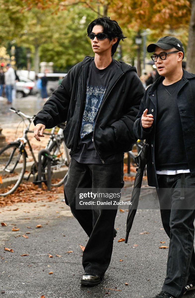 BVC_Streaming's tweet photo. [ Gettyimages : VETEMENTS Spring/Summer 2026 ] 

Bright attends the VETEMENTS Womenswear Spring/Summer 2026 show as part of Paris Fashion Week on October 03, 2025 in Paris, France.

🔗 https://t.co/l1g2kAYLmH
🔗 https://t.co/7YPPiep71F

(5)
BRIGHT WITH VETEMENTS
#VETEMENTSxBRIGHT
#VETEMENTS 
#bbrightvc @bbrightvc