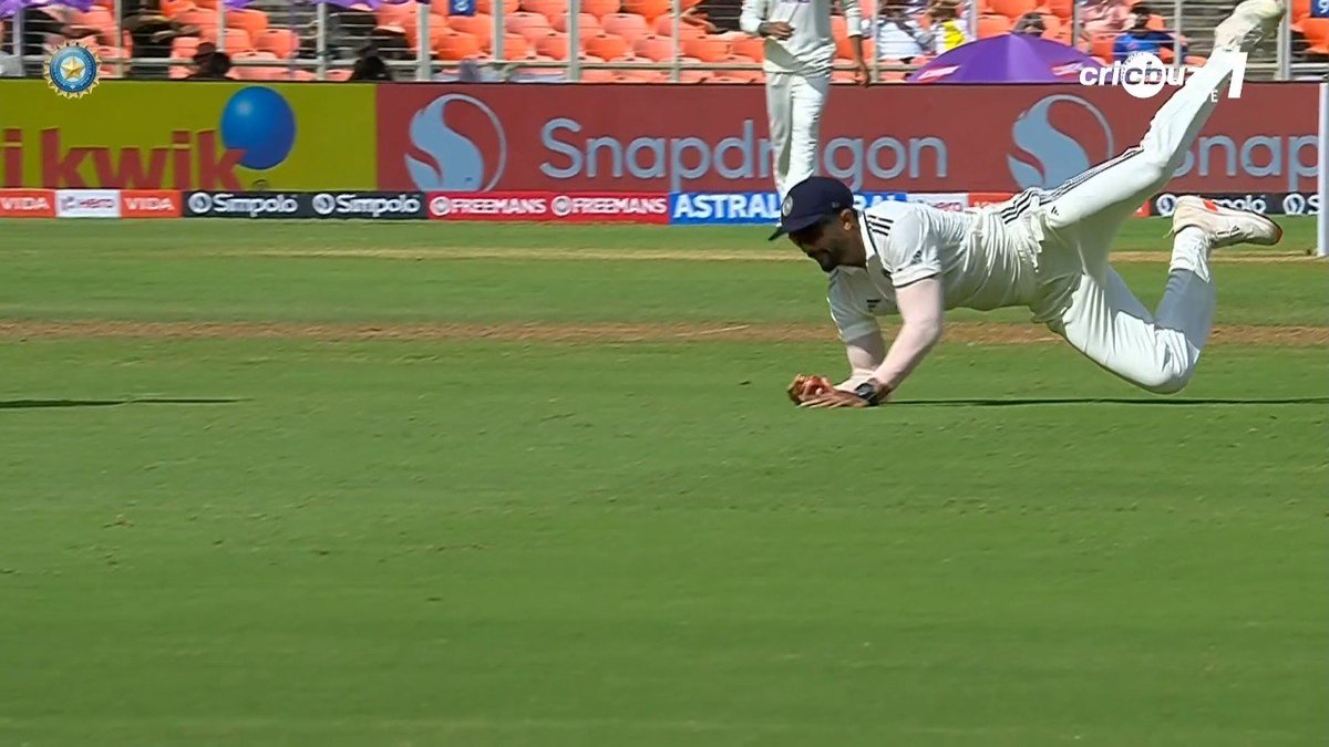 lightningspeedk's tweet image. Is that a bird, a flight no that&apos;s Nitish taking it out of thin air.

#NitishKumar #NitishReddy #INDvWI #1stTEST #TeamIndia #Ahmedabad