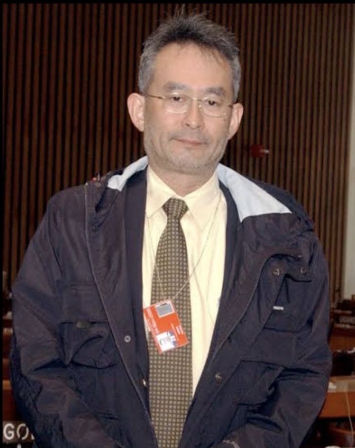 いつ頃の写真か。
知り合いが送ってくれた。ニューヨークの国連本部にて。
首からヌンチャクを下げている。