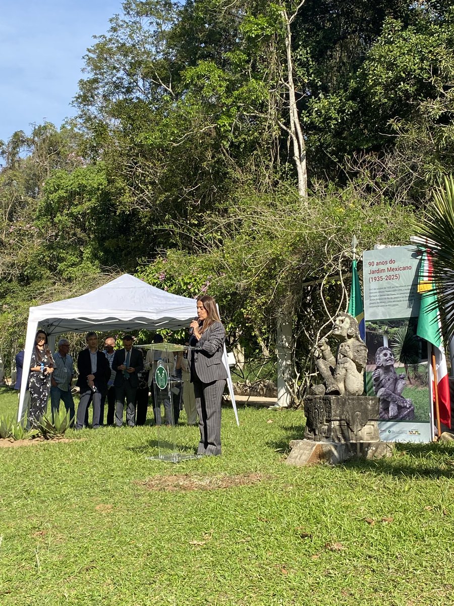 ConsulMexRio's tweet photo. Emotiva ceremonia encabezada por el presidente del Jardín Botánico y el cónsul general @HValezzi para conmemorar “90 años del Jardín Mexicano”. Rendimos homenaje a la científica 🇲🇽🇧🇷 Léia Scheinvar, quien tuvo una exitosa carrera en la @unam durante su exilio por la dictadura. https://t.co/fEc1prYWVK