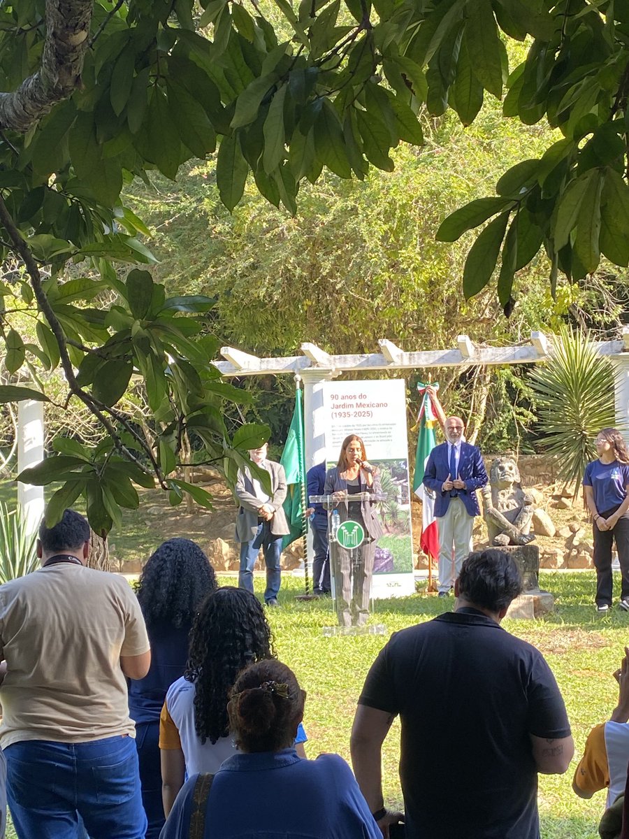 ConsulMexRio's tweet photo. Emotiva ceremonia encabezada por el presidente del Jardín Botánico y el cónsul general @HValezzi para conmemorar “90 años del Jardín Mexicano”. Rendimos homenaje a la científica 🇲🇽🇧🇷 Léia Scheinvar, quien tuvo una exitosa carrera en la @unam durante su exilio por la dictadura. https://t.co/fEc1prYWVK
