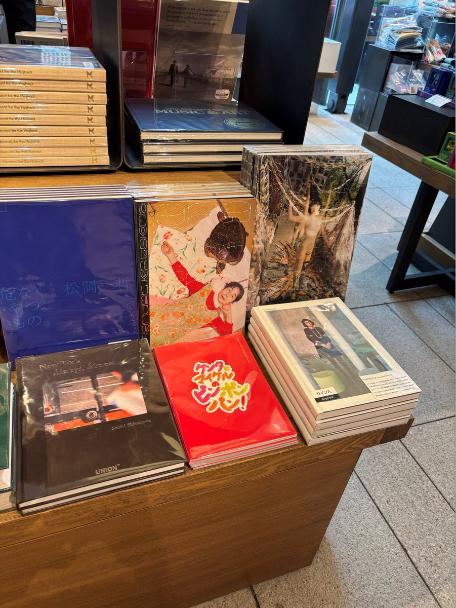 代官山蔦屋書店さん2号館1Fアートフロア新刊コーナーに私の写真集『銀河に埋める』と『ケンタとマイケルのピンポンパン！』展開して頂いてます。サンプルあるのでお気軽に手に取ってくださいー！