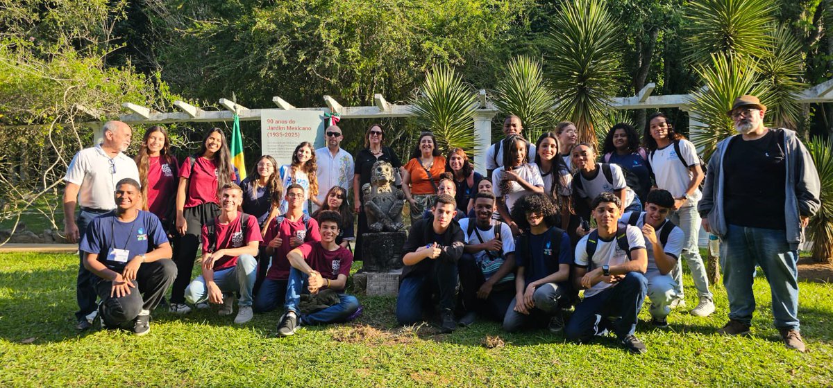 ConsulMexRio's tweet photo. Acompañados por alumnos y profesores de tres escuelas interculturales 🇧🇷🇲🇽, recreamos la ceremonia que en 1935 encabezó el embajdor Alfonso Reyes frente a la escultura de Xochipilli. https://t.co/YEcjfKAHbO