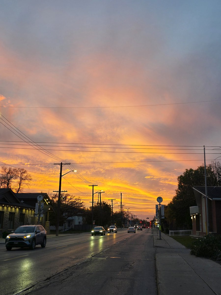 Today is #Winnipeg's last post-7 p.m. sunset of the year and the skies really put on a show. #FridayMood #sunsetphotography