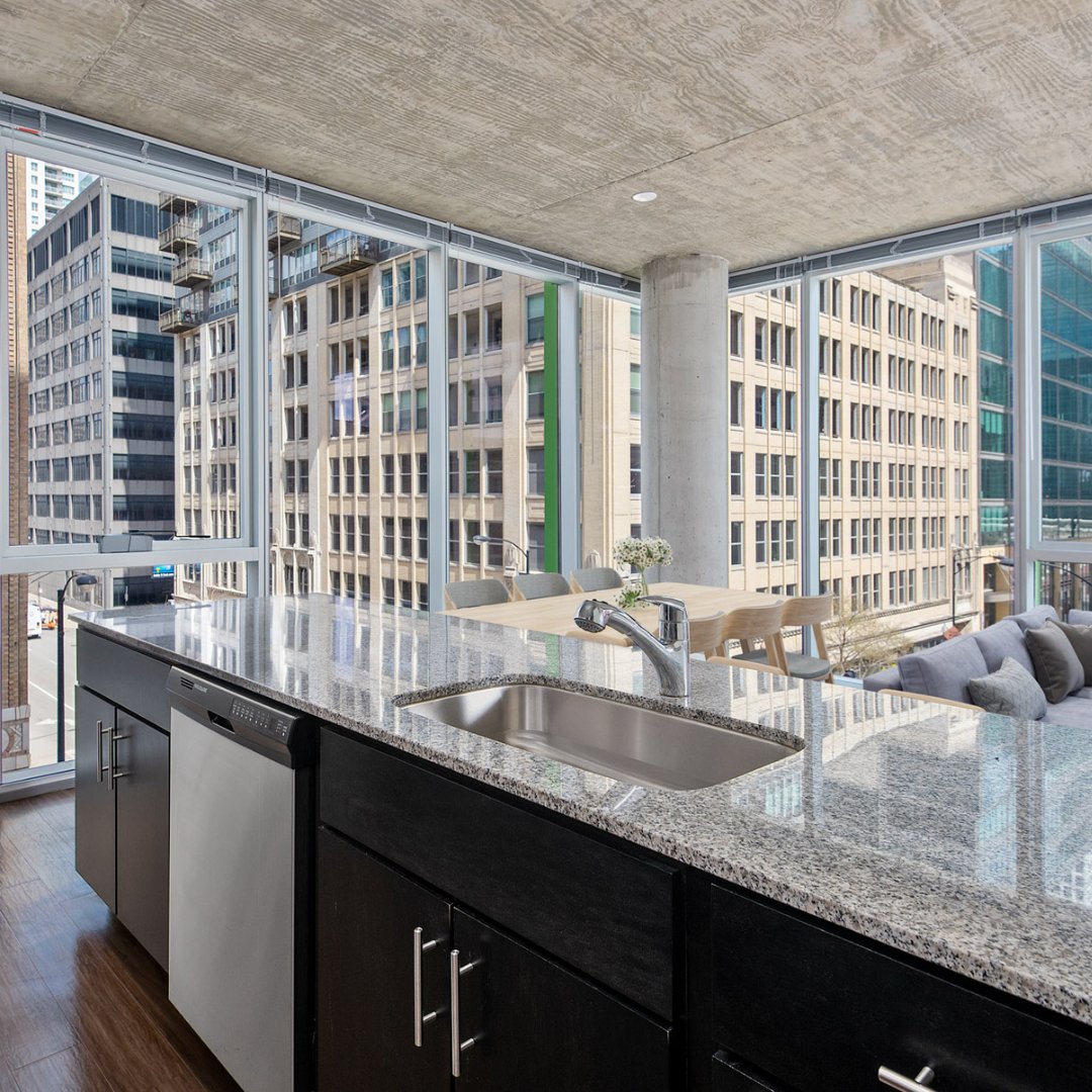 JeffJackApts's tweet image. Where luxury is at its finest. Filled with natural light, exposed concrete ceilings, hardwood plank flooring and plush carpet.

#willowbridgepc #wearewillowbridge #JeffJackApartments #SayYEStotheaddress #homesweethome #lpcyoubelonghere #lpcmidwest#lincolnproco #lpchometogether...