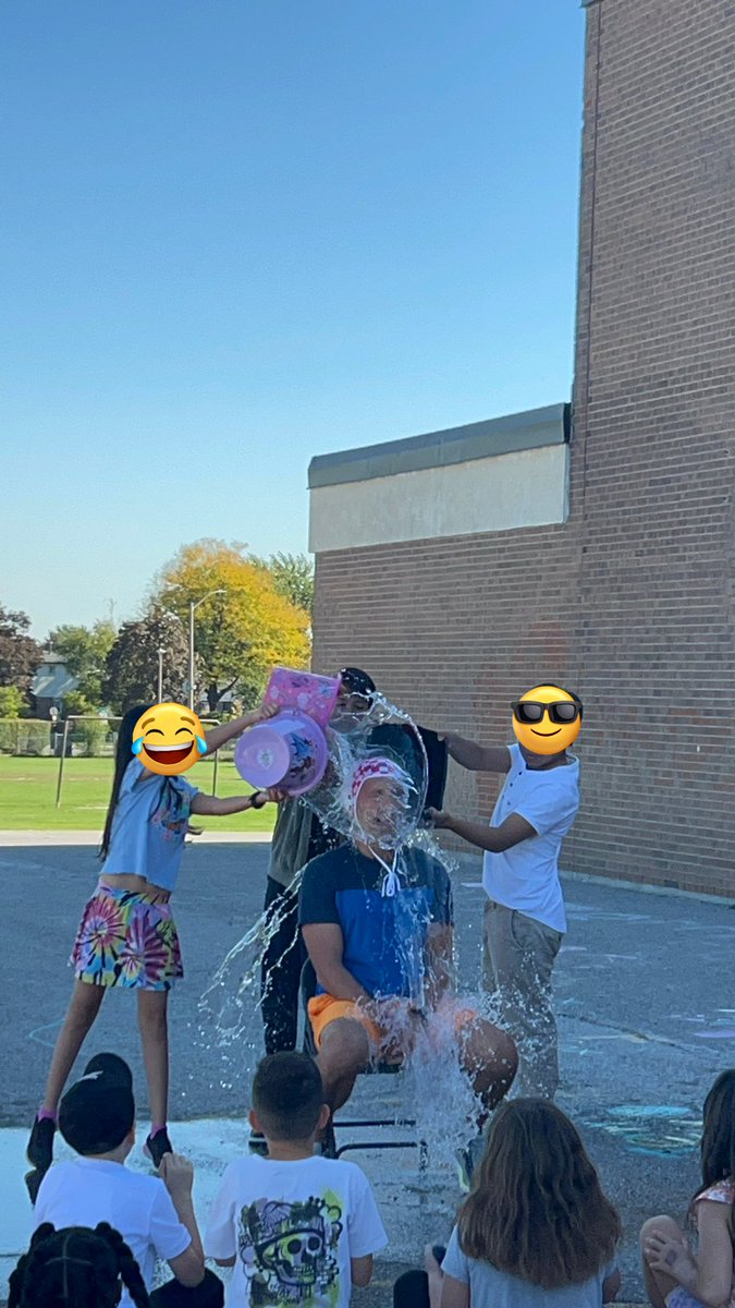 PizzaniGVAN's tweet photo. Part 2…
Ms. DiDonato, me, Mr. Simunec and of course, Mr. Birkenbergs getting the BIG bucket!! #VanierVikings https://t.co/C53No4o6m6