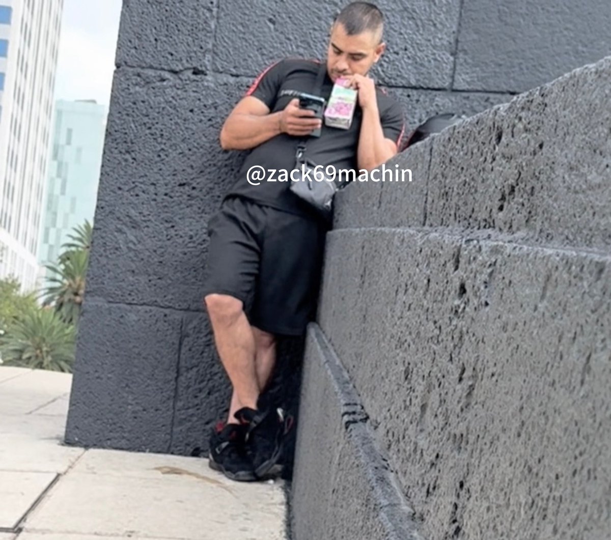 Viernes y el chacalito lo sabe… neta este vato es una chulada… 😋🍆