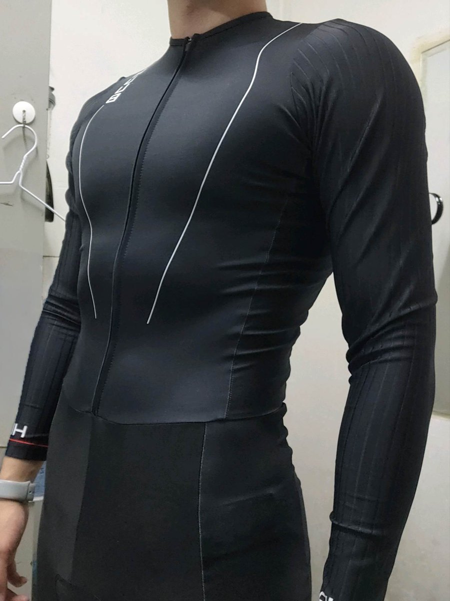 Bajoral1's tweet photo. 寝室惊现紧身衣变态🥵 https://t.co/Ku4oV2SgSi