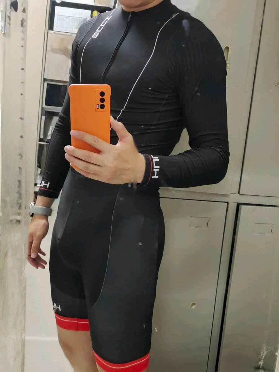 Bajoral1's tweet photo. 寝室惊现紧身衣变态🥵 https://t.co/Ku4oV2SgSi