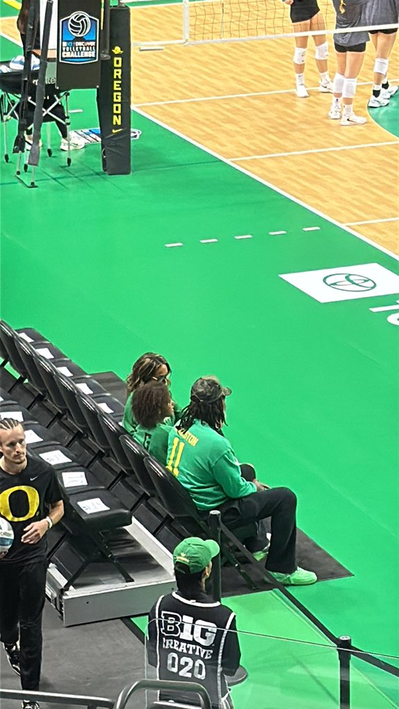 jacklaz60's tweet image. Look away #PennState fans. Lavar Arrington in Green and Yellow just 6 days after Oregon conquered his beloved State College.  His daughter Marlee is a Sophomore opposite for @OregonVB.