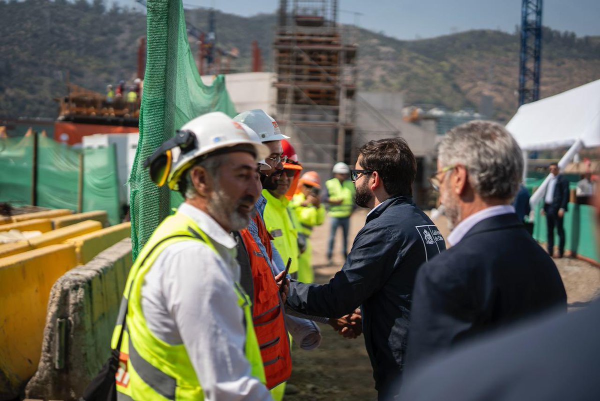 Hoy, acompañamos al Pdte. <a href="/GabrielBoric/">Gabriel Boric Font</a> en la ceremonia de presentación de la Ley Marco de Autorizaciones. Esta tiene por objetivo reducir los tiempos de tramitación de autorizaciones para proyectos públicos y privados de inversión, manteniendo un alto estándar regulatorio.