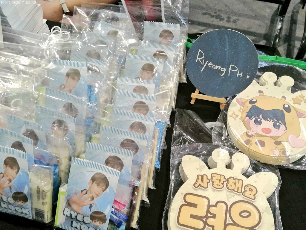 RyeongPH's tweet photo. #SS10inMANILA

E.L.F.s~~ it's D-DAY!! 😍💙✨️ 

Visit us at RyeongPH booth located at MOA Arena Pacific Drive to get these #RYEOWOOK freebie packs and giraffe banners (limited)! 

See you~~ 💙 

#SJFIESTA25
@9ryeong9 #려욱 #령구 https://t.co/LgWkpYHGLa