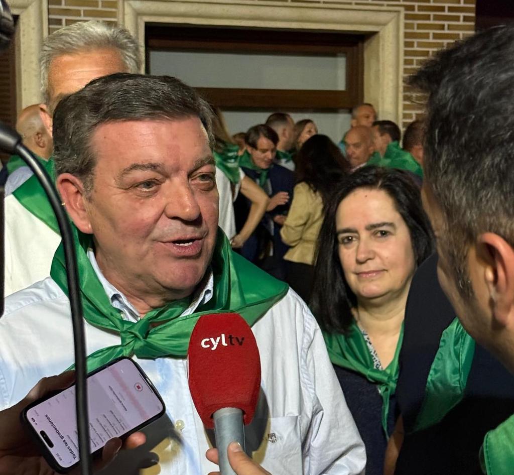 Luis Miguel González Gago (@luismiggago) on Twitter photo Un gran honor dar el pregón de las fiestas de Tiñosillos (ÁV) Alegría y devoción que muestran la vitalidad de nuestros pueblos. Mantener estas celebraciones es cuidar lo que somos. Gracias al ayuntamiento y a su alcalde <a href="/CarlosGarcia_PP/">Carlos García</a> Desde <a href="/jcyl/">Junta de Castilla y León</a> os deseamos felices fiestas! 🎉 Un gran honor dar el pregón de las fiestas de Tiñosillos (ÁV) Alegría y devoción que muestran la vitalidad de nuestros pueblos. Mantener estas celebraciones es cuidar lo que somos. Gracias al ayuntamiento y a su alcalde <a href="/CarlosGarcia_PP/">Carlos García</a> Desde <a href="/jcyl/">Junta de Castilla y León</a> os deseamos felices fiestas! 🎉