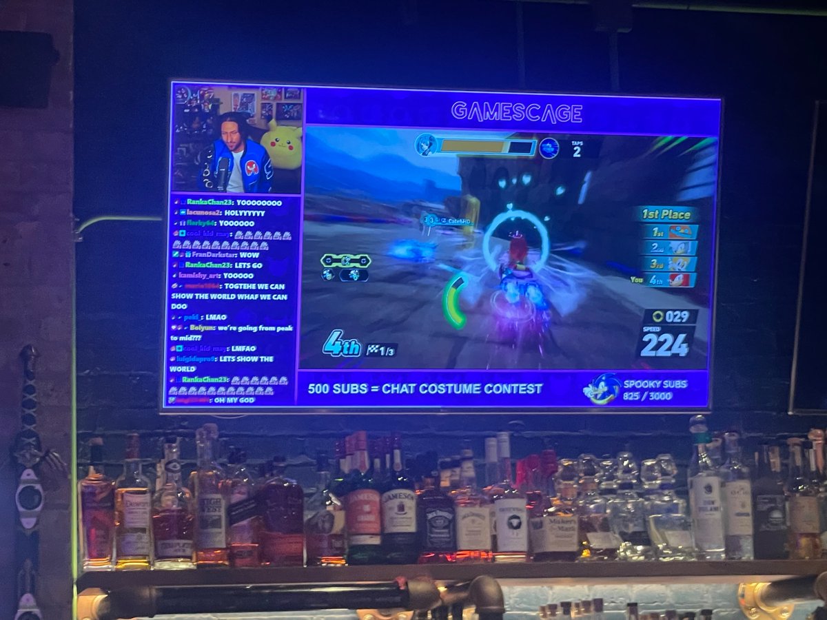 strawbstr8edgez's tweet photo. The gaming lounge I’m at has @GamesCage_ playing on the tv’s and it was the greatest Fadel jumpscare ever THEY KNOW BALL https://t.co/KWSWYq0pM0