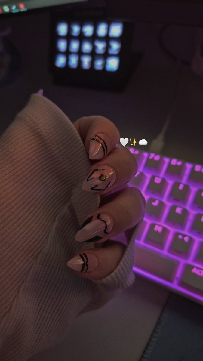 xsweeteevee's tweet photo. the nails ♡ https://t.co/bqK0Bb4TWF