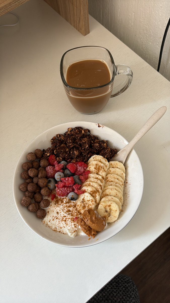 strawrosee's tweet photo. the best yogurt bowl 🤭 https://t.co/1XIr1TNtmd